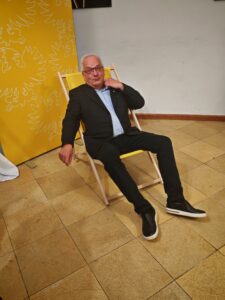 Ferdinand Köck nimmt’s mit Humor: Als Dankeschön für sechs engagierte Jahre an der Spitze des Bezirksvorstands Mödling wurde dem scheidenden Obmann neben der goldenen Ehrenplakette des NÖ Gemeindebundes auch ein Liegestuhl überreicht – für einen entspannten Start in die wohlverdiente Pension.